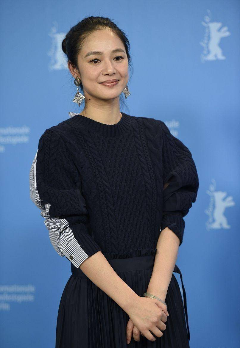 穿一身深蓝色真清纯,但短靴配红袜显腿短_色彩_方式_周韵