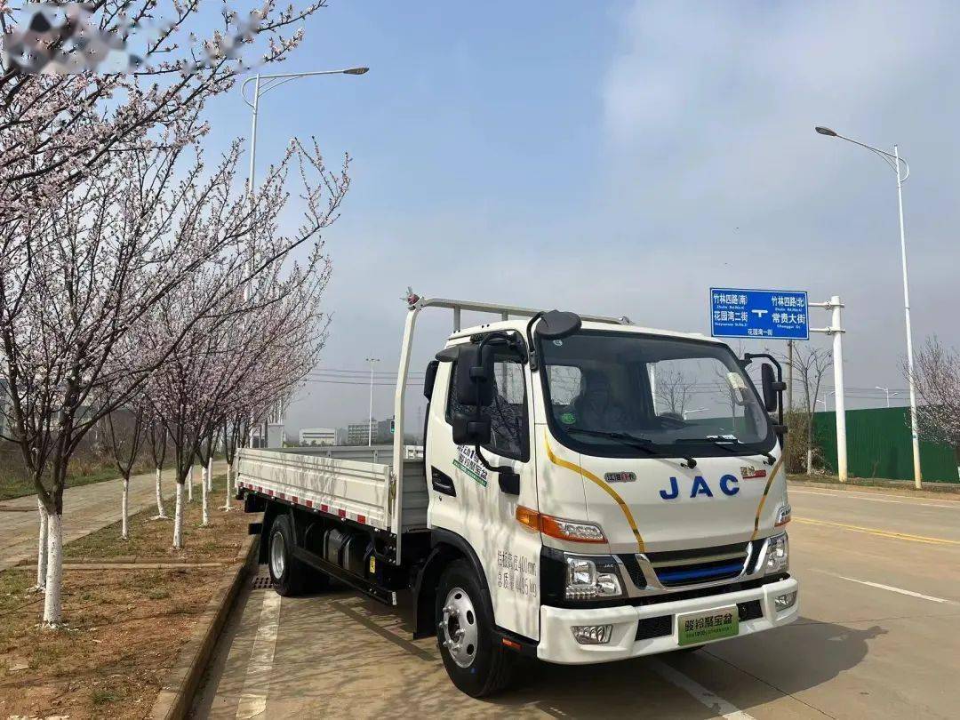 骏铃聚宝盆造型动感大气,倒梯形进气格栅,蓝色jac标融合两侧金色饰条