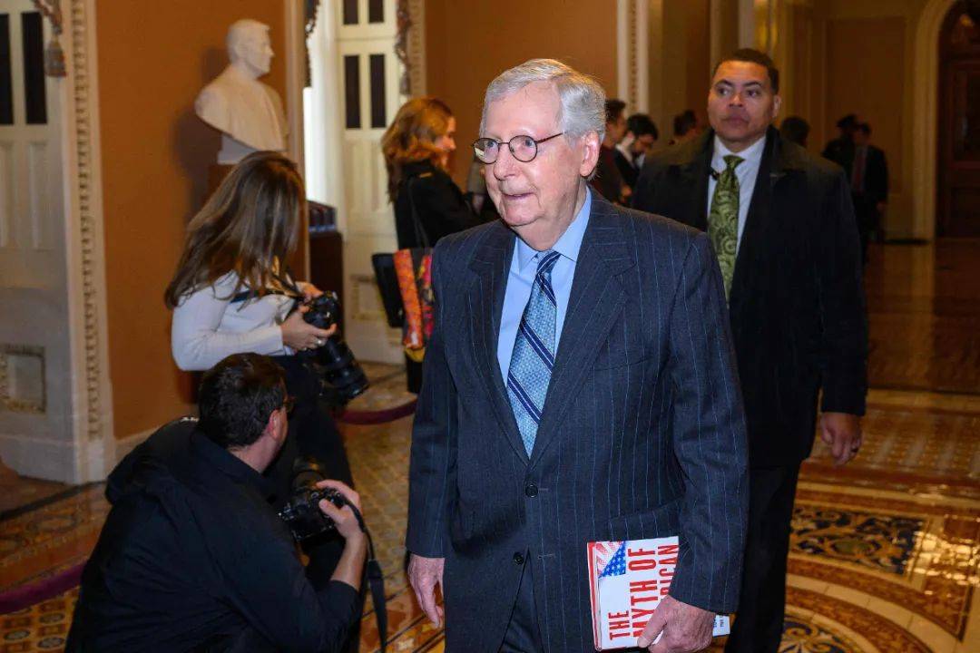 美参议院共和党领袖摔倒,出现脑震荡_米奇·麦康奈尔_拜登_新闻