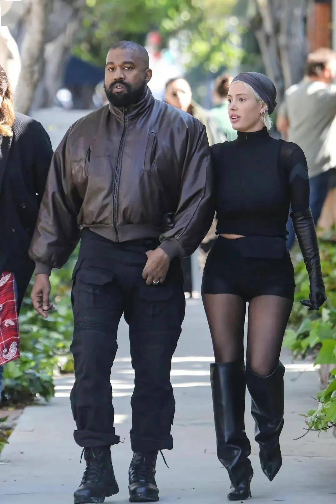 kanye和老婆还有这位潮牌主理人一起购物!_回应_西蒙_盛宇