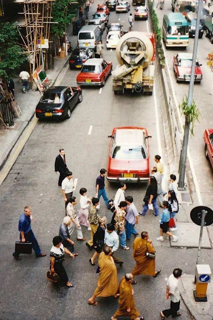 街頭的小廣告貼得滿牆都是並不寬敞的道路略顯擁擠那時候漁船密密麻麻