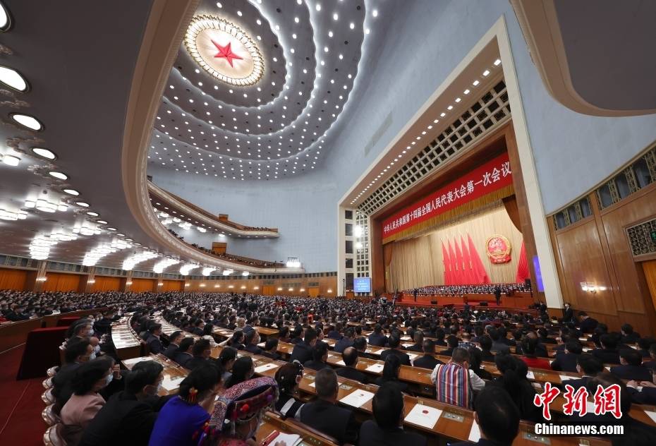 十四届全国人大一次会议举行第五次全体会议_中新社_盛佳鹏_选票