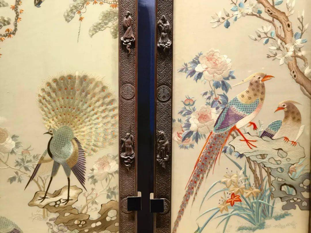 清代·红木雕八仙框白缎地绣花鸟纹掛屏 ◎◎ 清代·绿色花蝶纹广缎