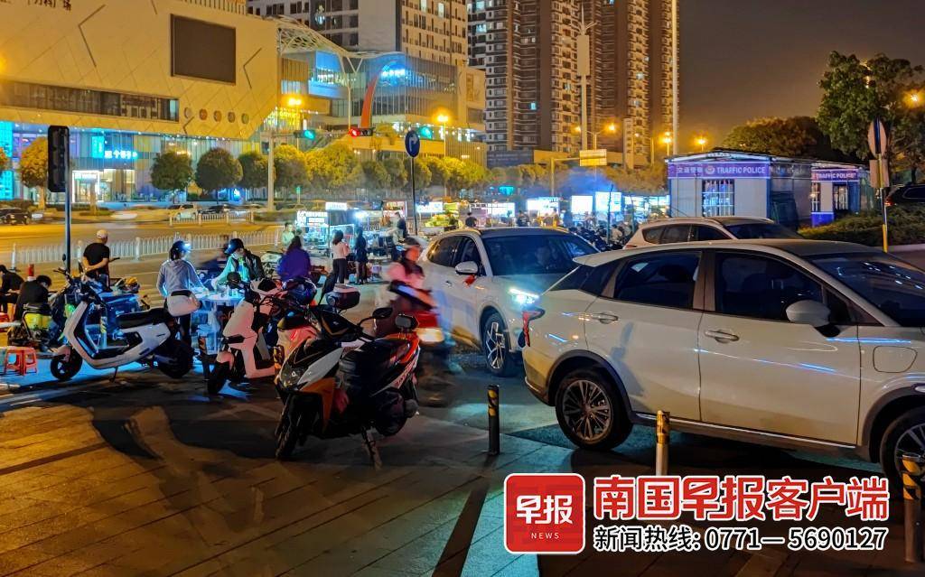 路边摊梗塞泊车场收支口，社区策划“优化”计划