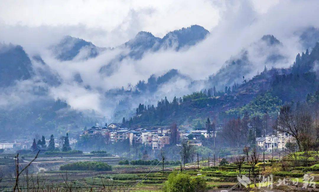 利川:春雨忠路 水墨仙境_群山_民居_老街