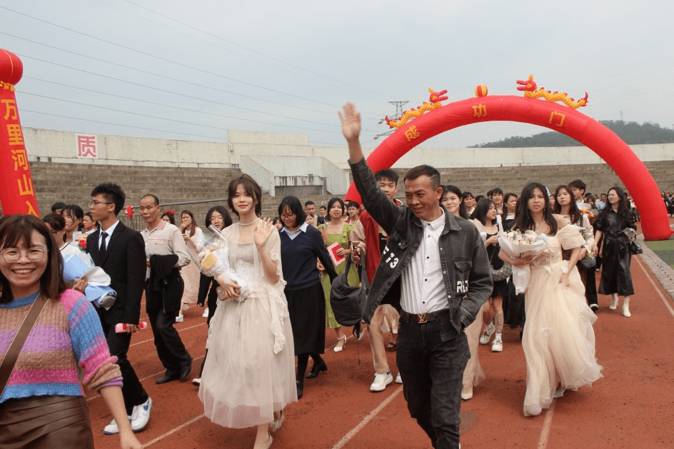 云安中学举行2023届高三学生成人礼_活动_高考_家长