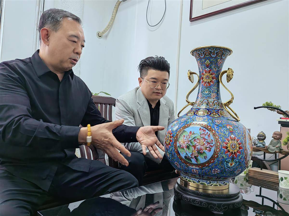 景泰蓝国家级非遗传承人张同禄遗作《四季平安》千秋瓶在汉发布_张旭