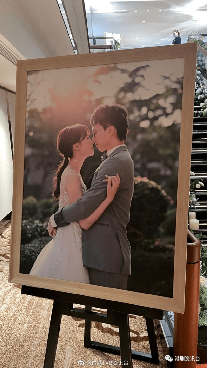 某酒店低调补摆喜酒及举行结婚仪式,两位视帝陈山聪与谭俊彦先后到场