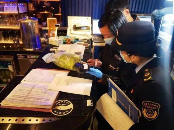 记者卧底网红西餐厅蓝蛙曝光后厨 近百元的沙拉