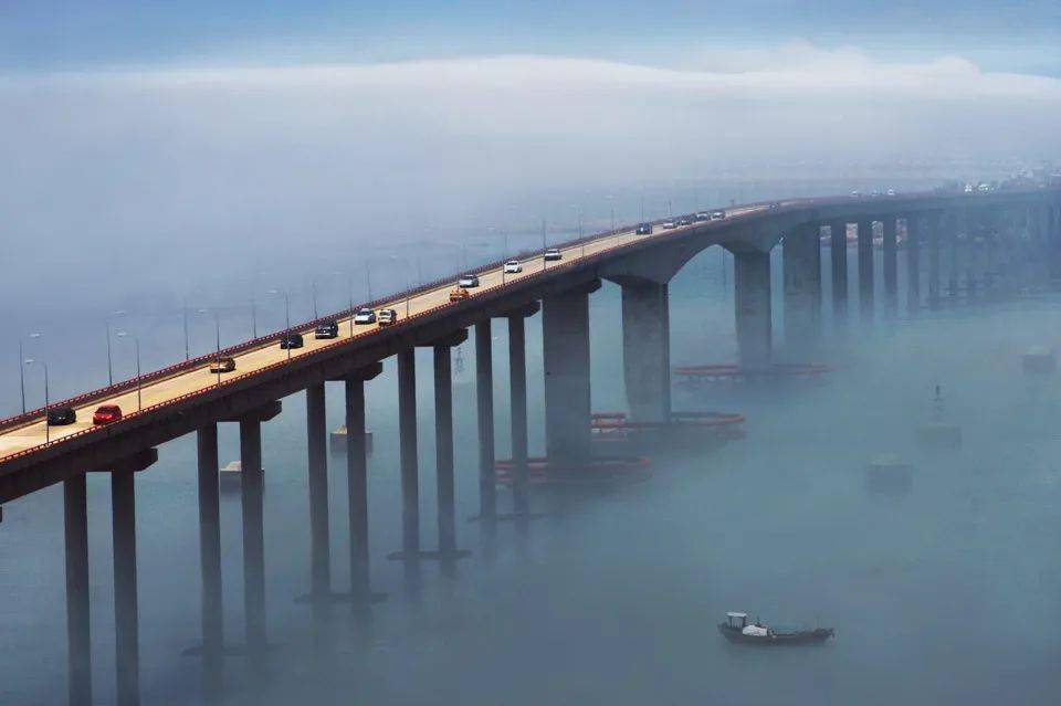 十分壮观穿行在茫茫雾海之中犹如一条腾云驾雾的巨龙云雾中的跨海大桥