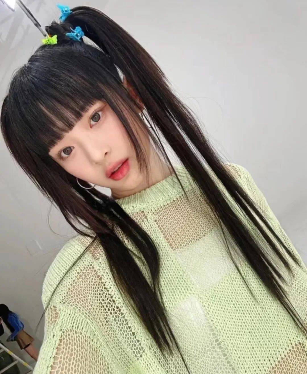 new jeans的成员teenpop作为千禧年少女厚切的齐刘海搭配上公主切给