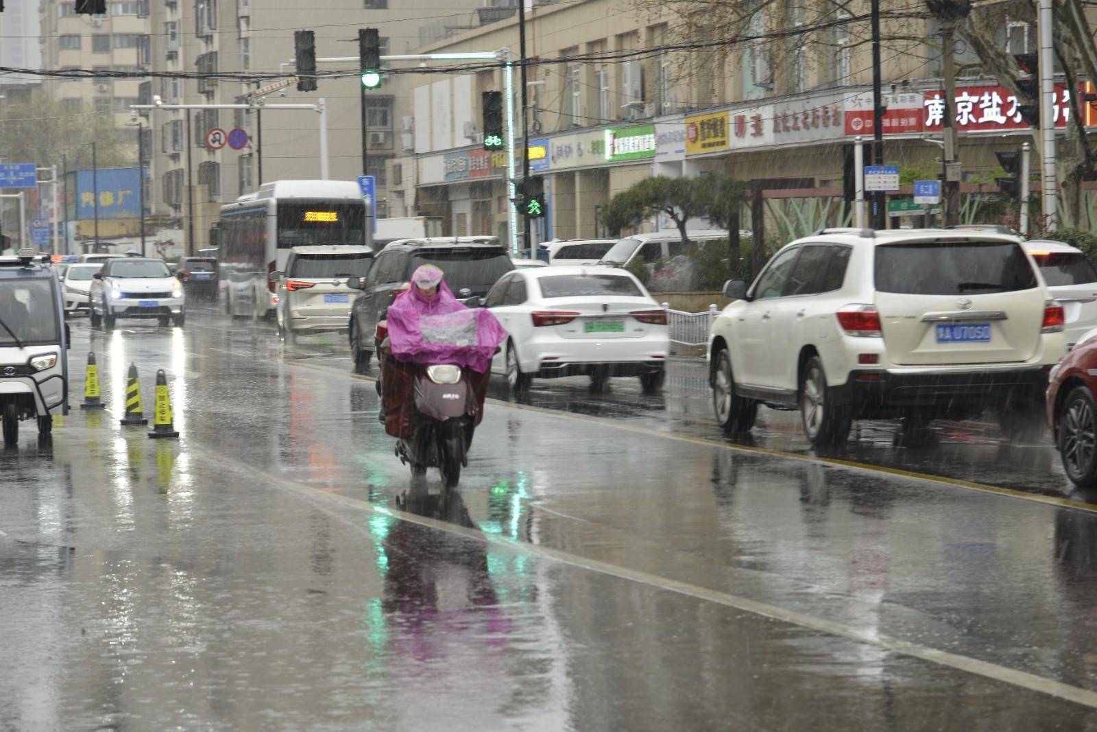 郑州雨雪“套餐”正在派送中 及时添衣防受寒