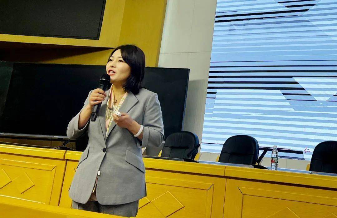 棠外李秀芳,叶薇,陈燚老师受宜宾市教育科学研究所邀请作专题讲座和