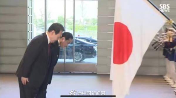 尹锡悦向日本国旗鞠躬引韩民众愤怒，被称：屈辱性外交