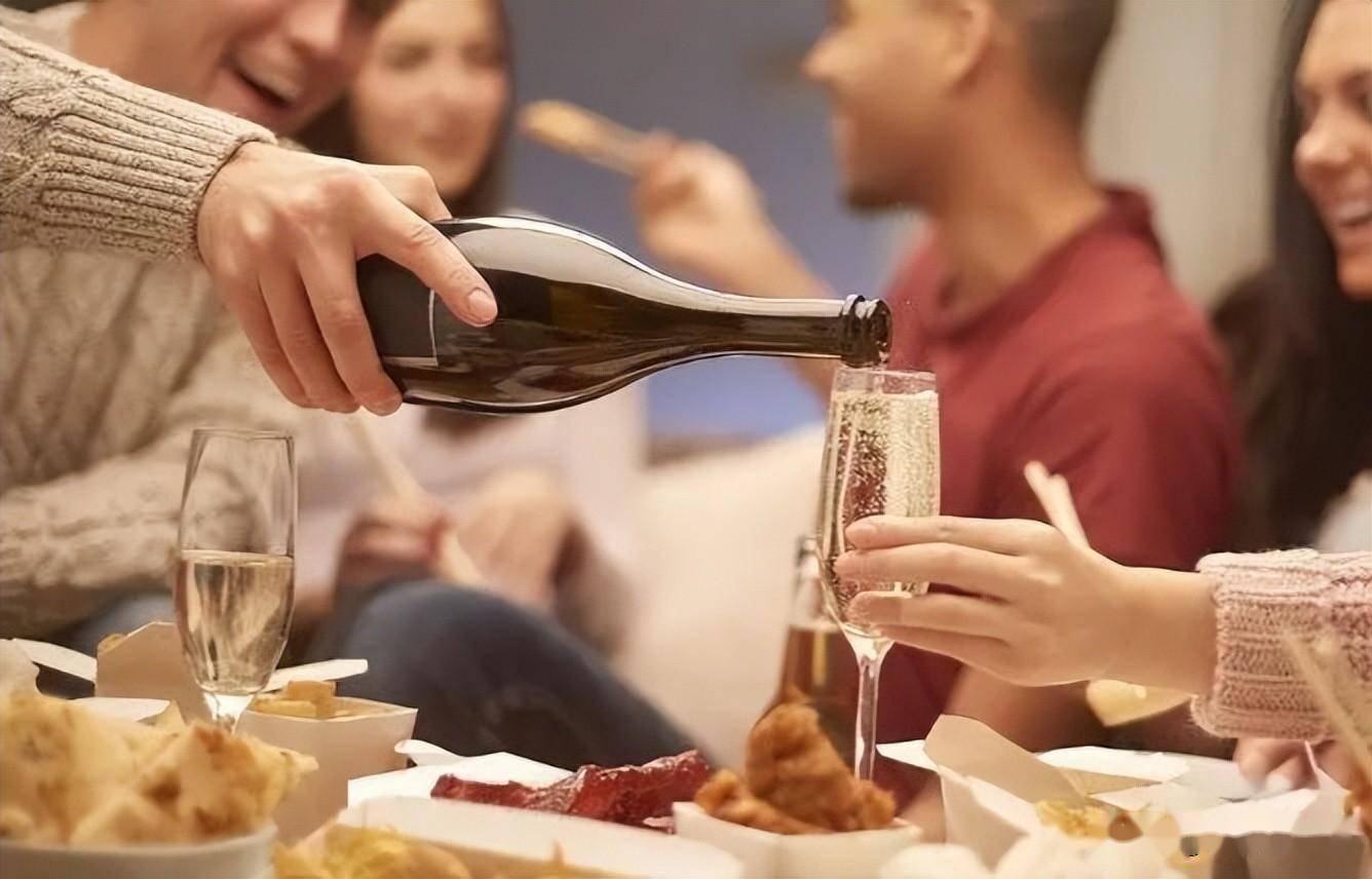 去朋友家里喝酒,老婆不愿意,但是酒后的行为让人感叹:有空常来_小丽