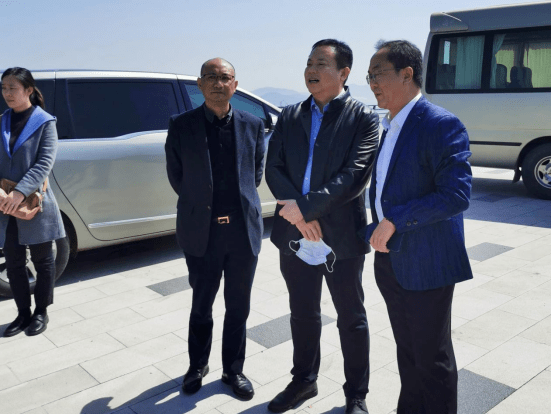 调研组实地考察了六横小郭巨区域,听取了市资源规划局和六横管委会