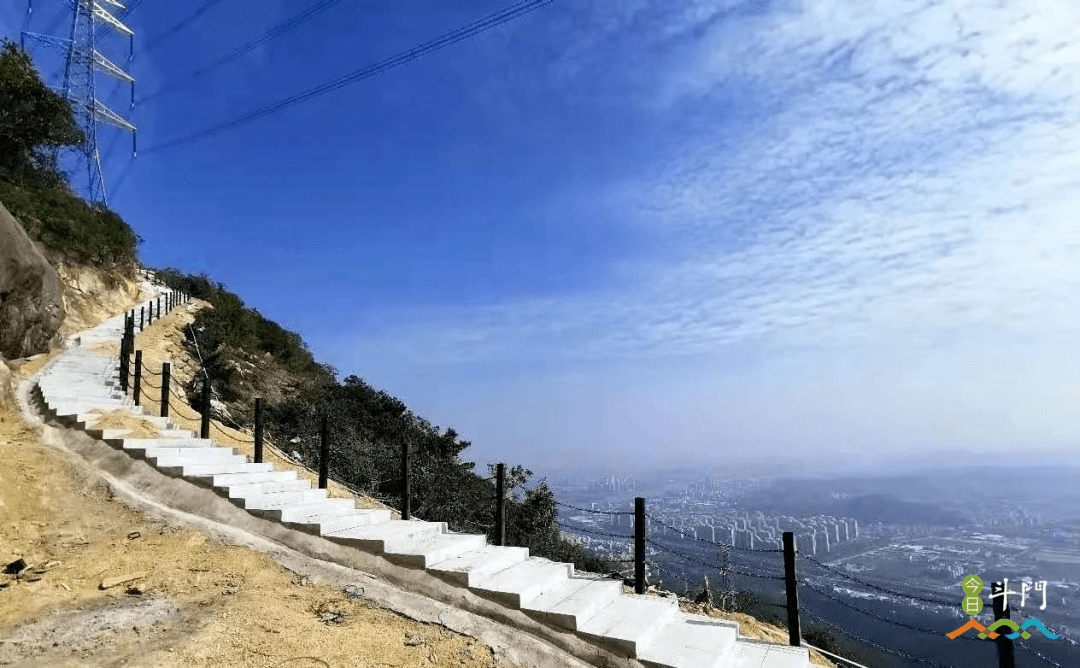 賞景打卡地址:西灣村08#紅花山森林公園步道紅花山森林公園位於高新區