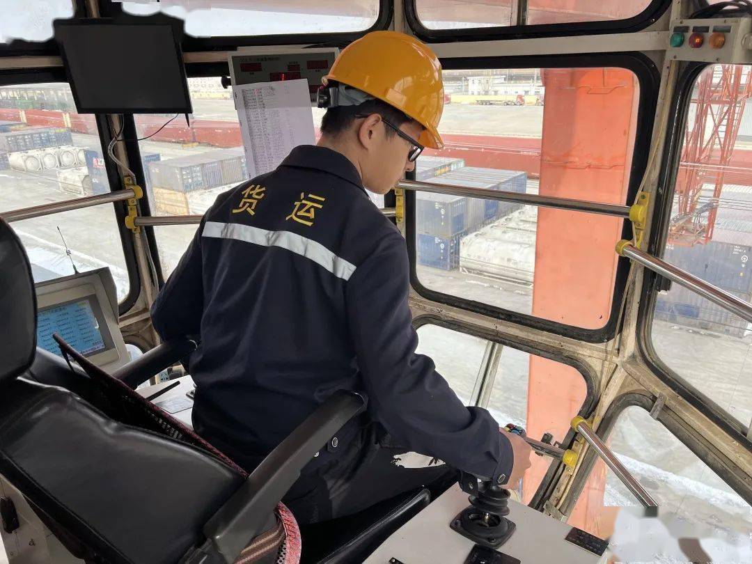 进行装卸车作业控制钩头抓取货物操作龙门吊灵活移动在12米的高空上