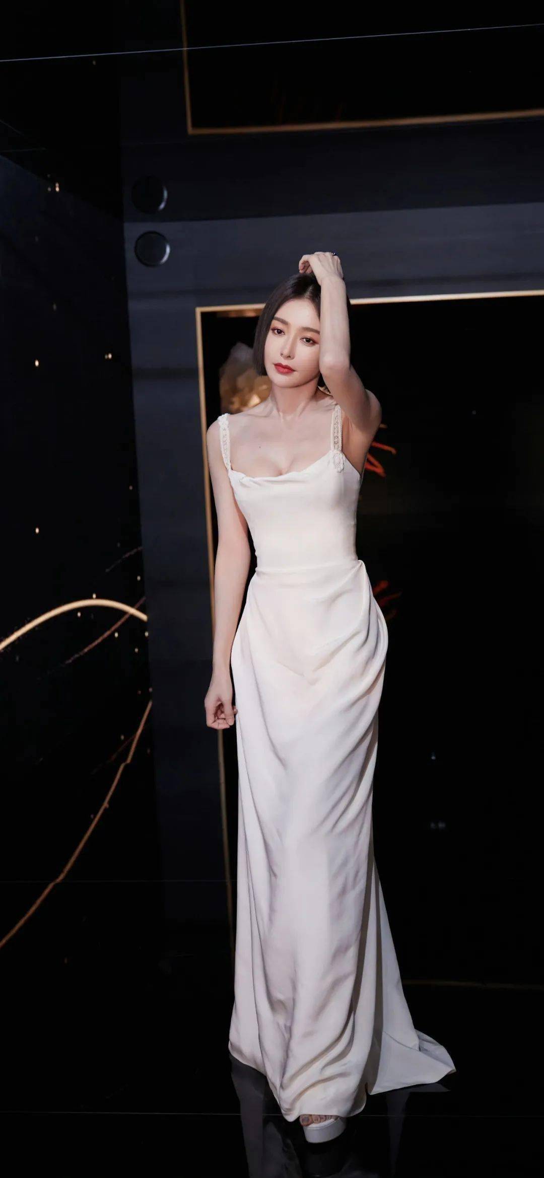 总之,秦岚在这组白色吊带长裙写真中展现出了一种妩媚性感的一面,但又