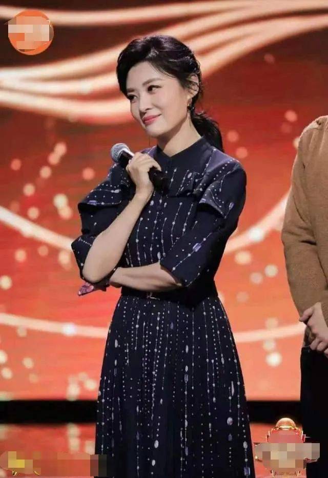 她是董卿的前辈,主持16年央视春晚,52岁在《声临其境》美出圈_周涛