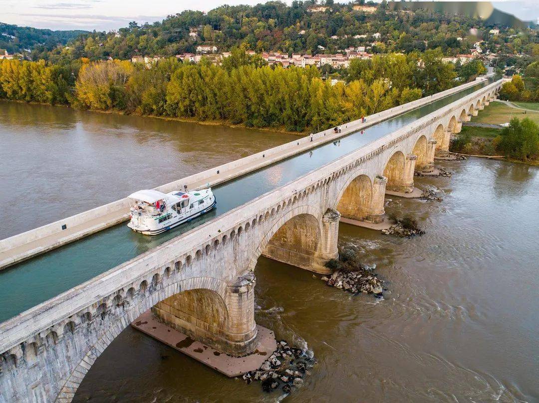 龙河的石桥,总长度 539 米,建于 19 世纪初;是法国目前第二座运河石桥