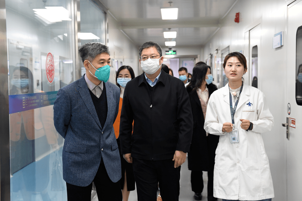 医院党委书记马辛格,副书记冯广林的陪同下,宋尔卫院士团队走进医院院