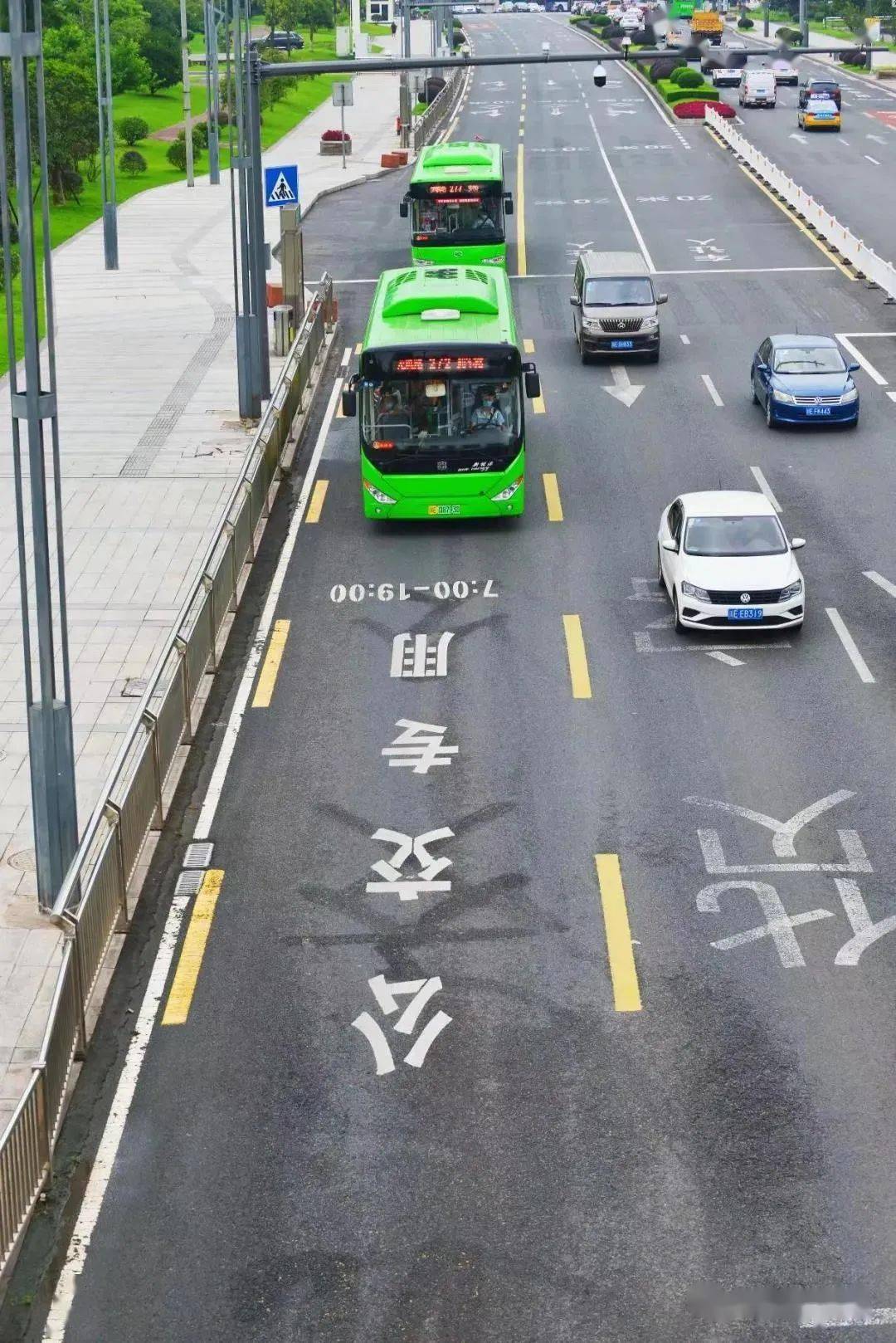 答:世界上第一条公交专用车道1939年出现在美国芝加哥街道上.