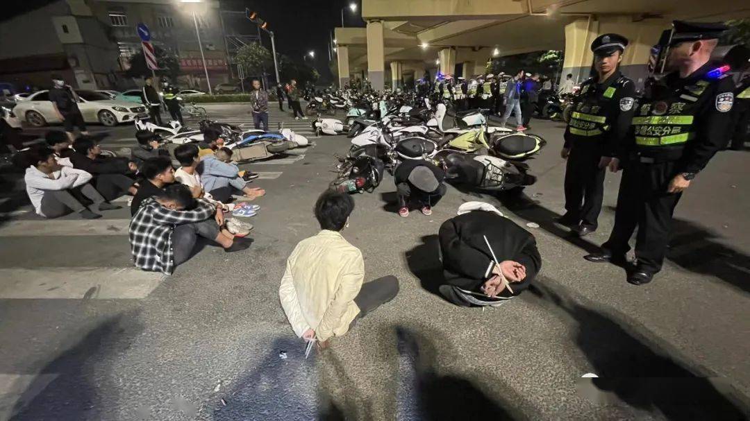 一群 "鬼火少年" 飙车炫技被警方"团灭"_清溪_在线_南宁市