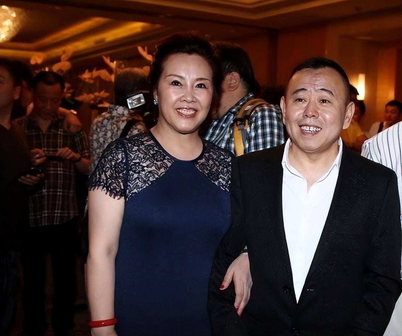 潘长江妻子罕见亮相!穿蕾丝连衣裙雍容富态,身高比老公高半个头