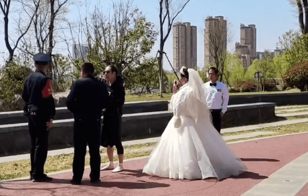 拍婚纱时新郎突然跳湖，网友看后直呼：新娘嫁对人了！