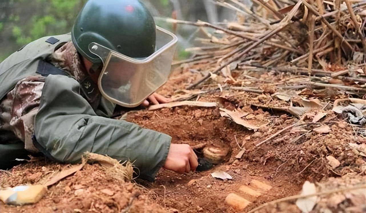 烏軍用同伴屍體設置詭雷,俄軍收屍人用繩索遠程翻身_戰場_敵人_士兵