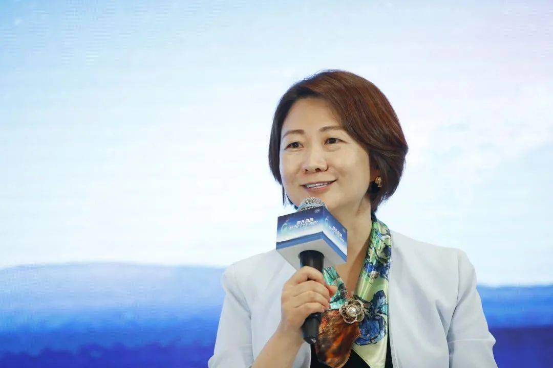 罗氏制药中国总裁边欣左起:罗氏制药中国总裁边欣,北京大学肿瘤医院