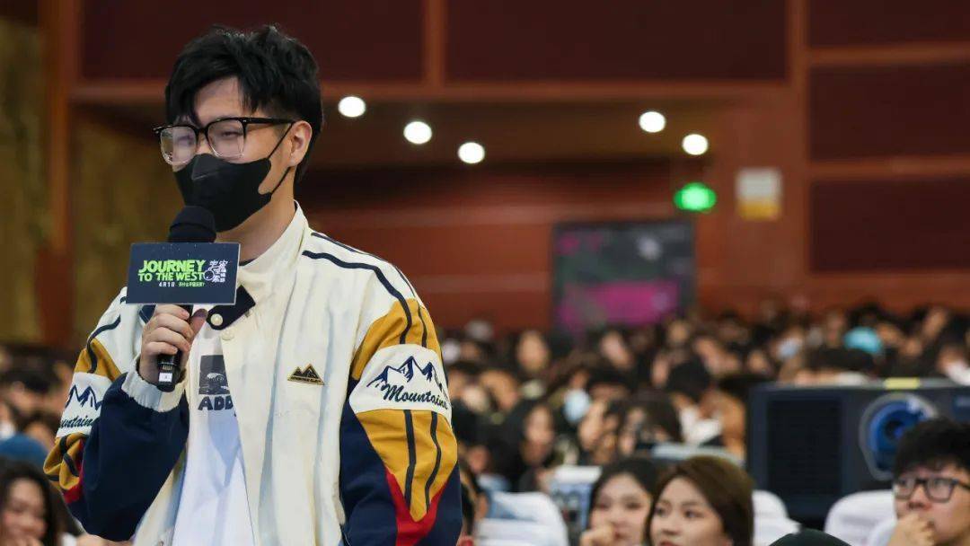 十二年后,校友孔大山带着自己导演的电影《宇宙探索