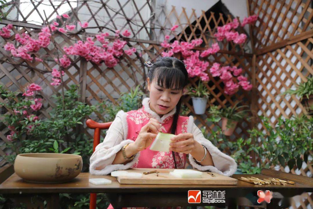 借鉴五彩饭制作,她研发出彩色茶泡_陈冬红_玉林_传统