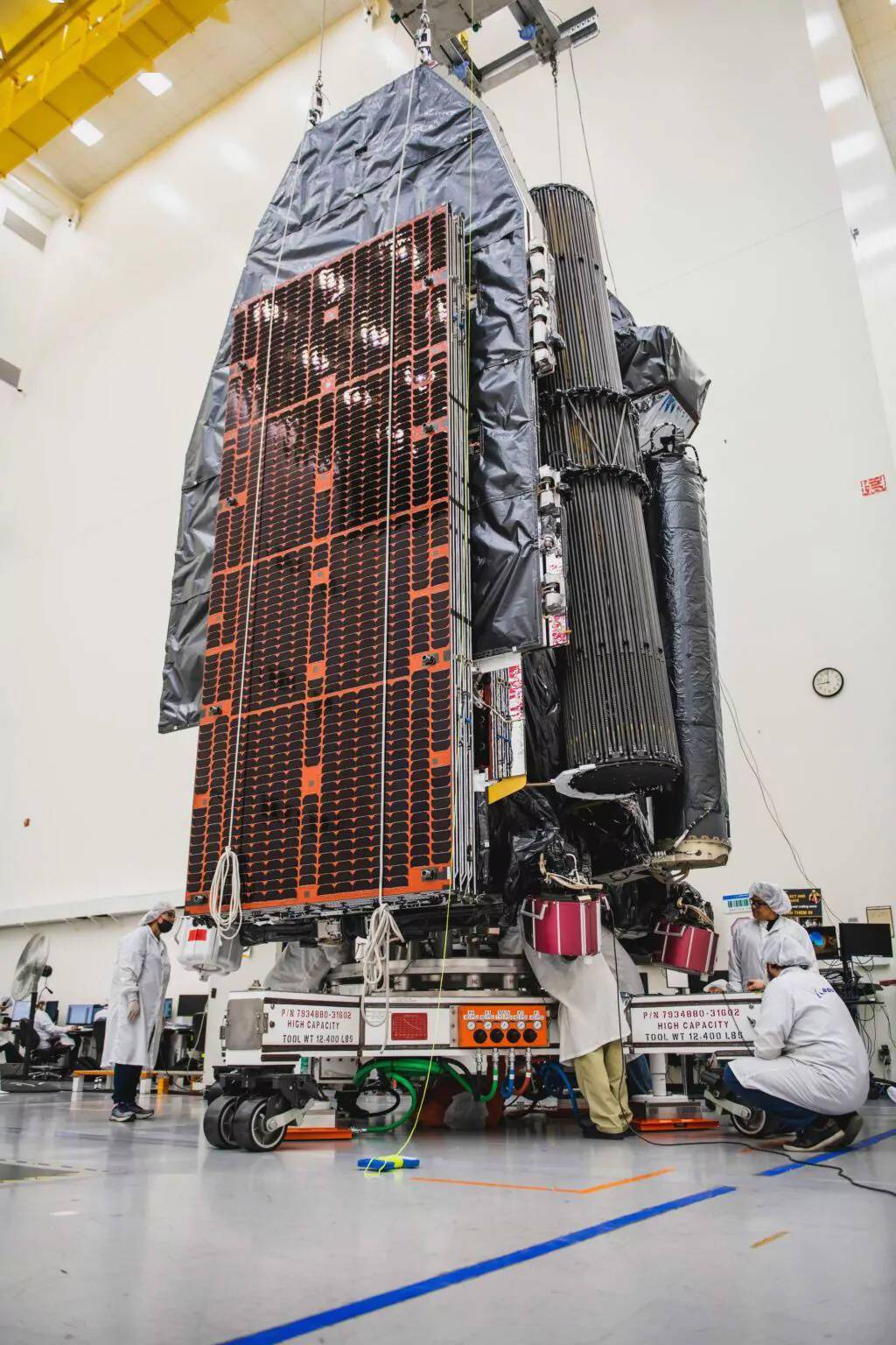 波音研制的首颗Viasat-3超高通量通信卫星出厂 通信速率高达100+Mpbs
