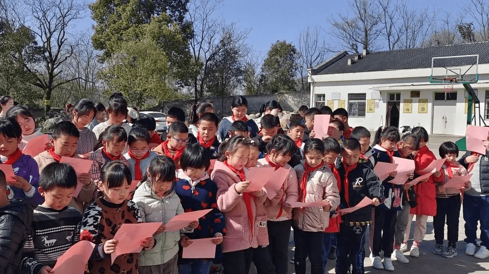 随后,团县委"鼉小泾"普法志愿者围绕《未成年人保护法,用幽默风趣的