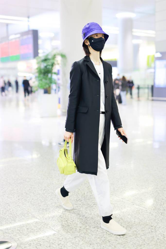 超模杜鹃现身上海机场 亮紫色渔夫帽配柠檬黄包包时尚度up!