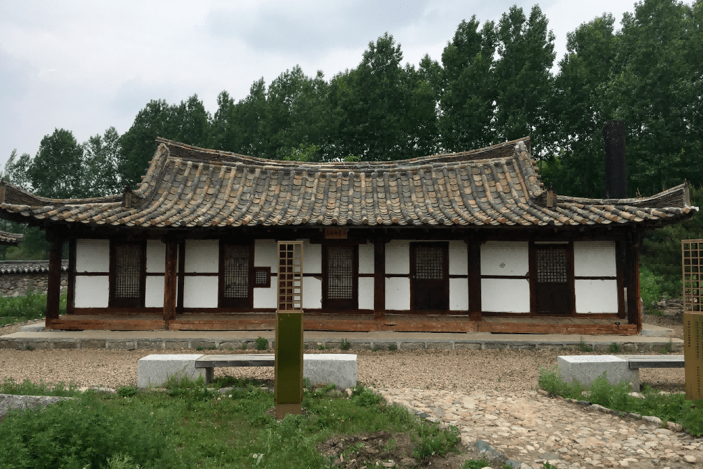 北兴村的朝鲜族民居多为山顶式的青瓦白墙建筑,除城镇住宅有简单的