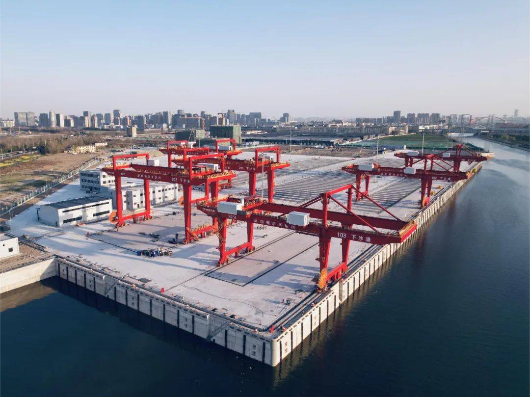 加快下沙港建成投入运营,发挥下沙港,东洲港,十里埠港等内河水运平台