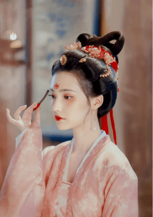 剧中,张好好一袭粉衣,对镜梳妆的样子,美得就像一幅仕女图,不愧是东京