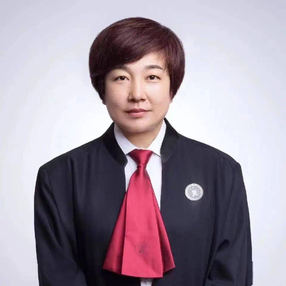 操场,认真聆听学习了来自初二5班王子逸妈妈吴玲律师的精彩法治教育课