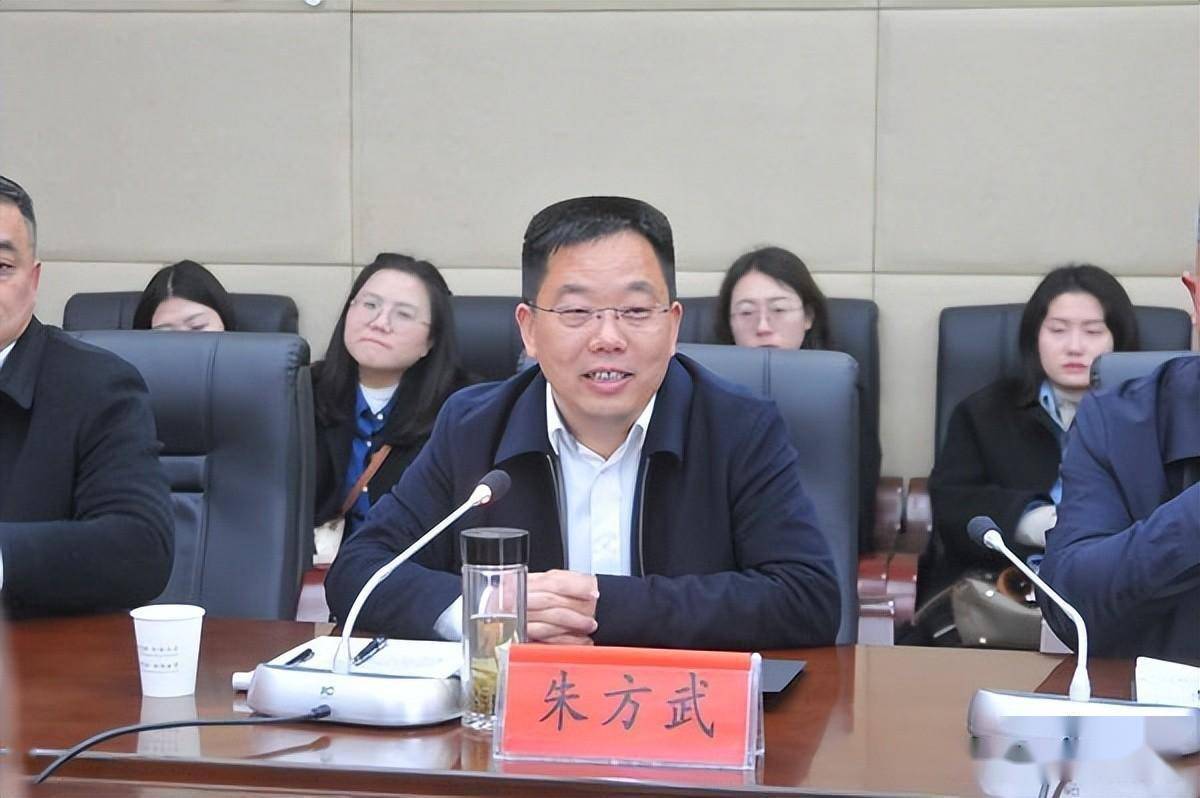 会上,常外授课教师代表周珊芳结合上课内容介绍学校"人本·互助课堂"