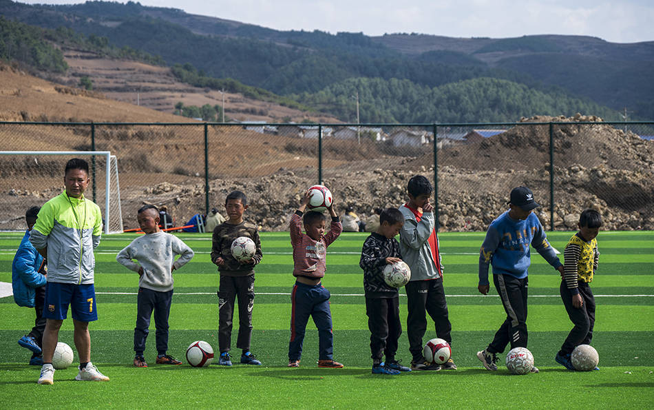 图片故事|云端球场,让大凉山孩子放飞梦想_小学_中国_视觉