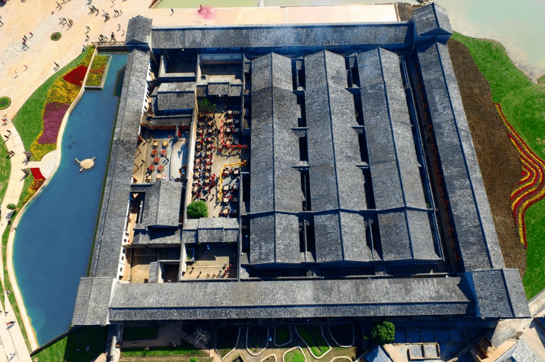 以围屋的祠堂延伸为围内的中轴线,将围内建筑对称布局,主房结构是客家