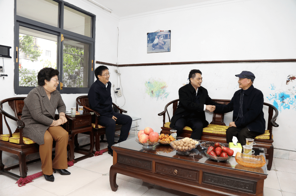 干部浓浓的关切之情,魏晓奎,高世文一行走访看望了黄昕明,刘定,罗建华