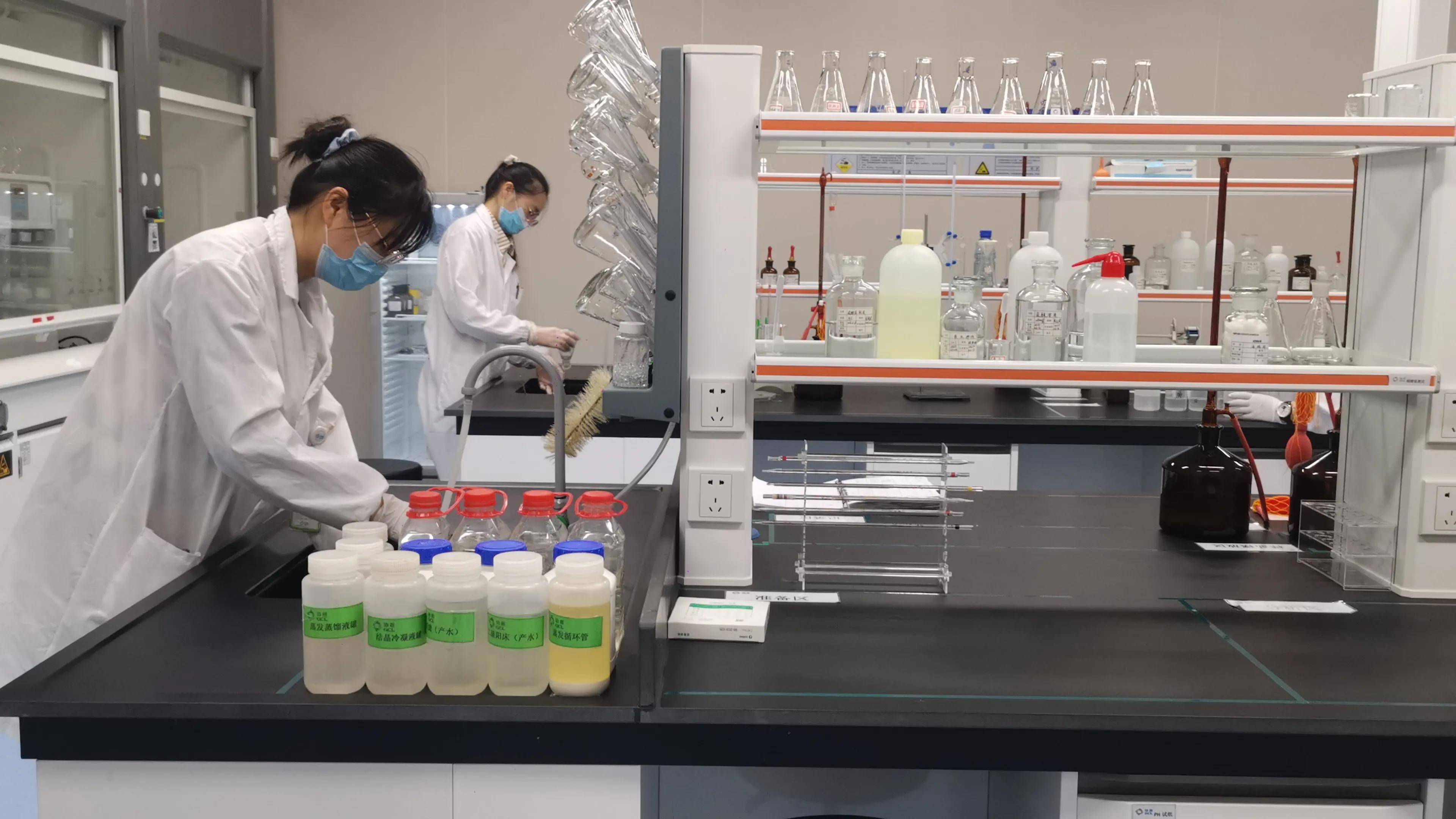 在企业生产现场,伴随着流化床装置的低鸣声,一粒粒绿豆大小的颗粒硅24