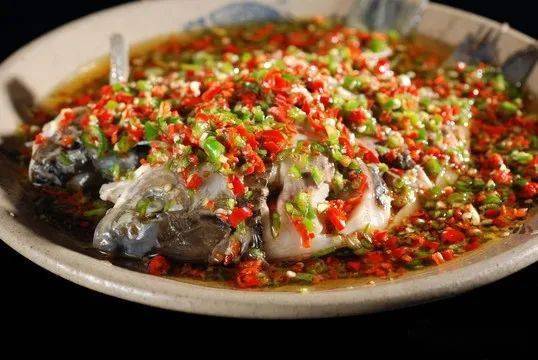 【麻香双椒鲫鱼】鲜嫩香辣 · 不油腻!巴适得很~_鱼肉_视频_小菜