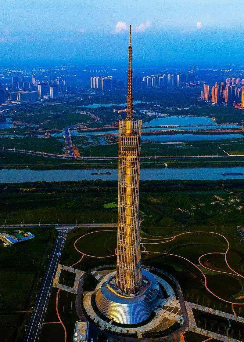 纷至沓来的美景令人沉醉,直到与半程马拉松路线再次交汇,直入云霄的