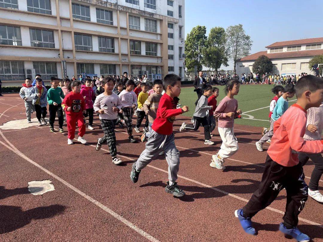 跑操跳绳奇溪基金是由谭奇材先生与张哲溪女士发起,联合湖北省青少年