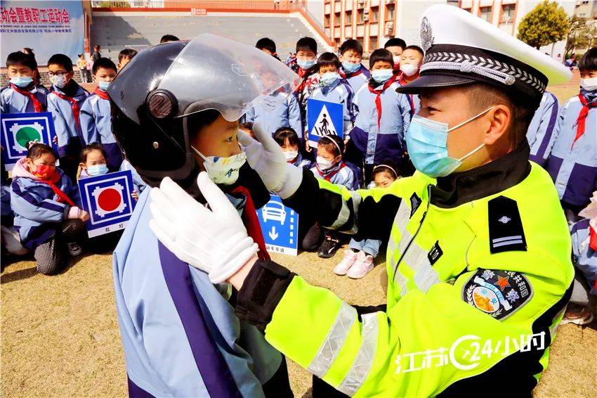 江苏24小时·滚动推送|启东：新出海口迎开港以来更大集拆箱海轮